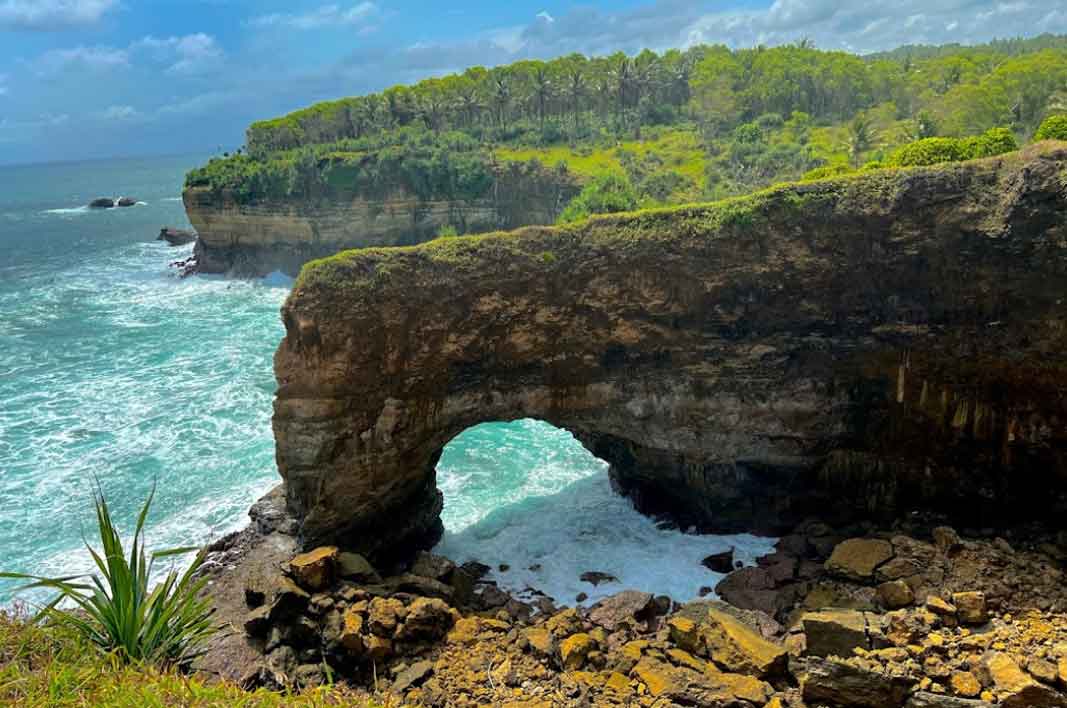 Karang Bolong Nusakambangan: Rahasia Pesona di Balik Benteng Kuno